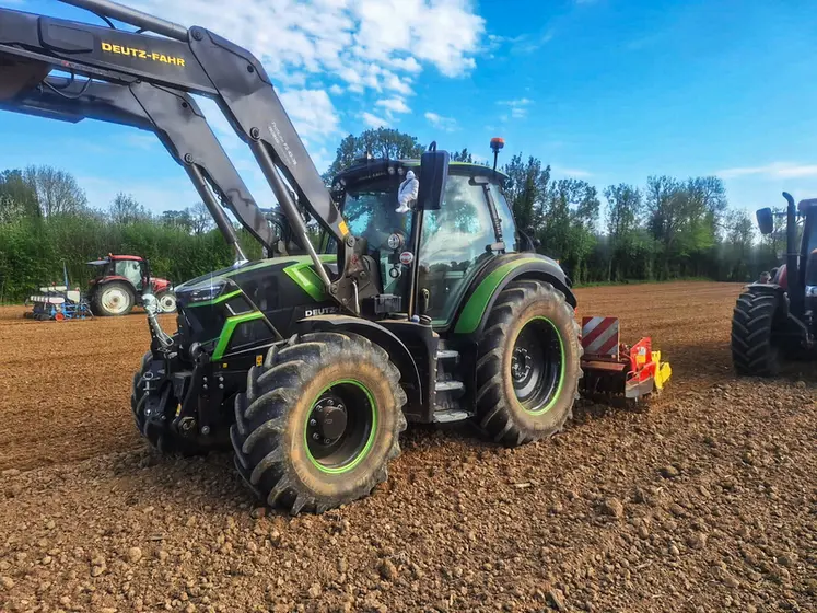 <em class="placeholder">Tracteur Deutz-Fahr 6140.4 TTV avec chargeur frontal Stoll Isobus et herse rotative Pöttinger</em>