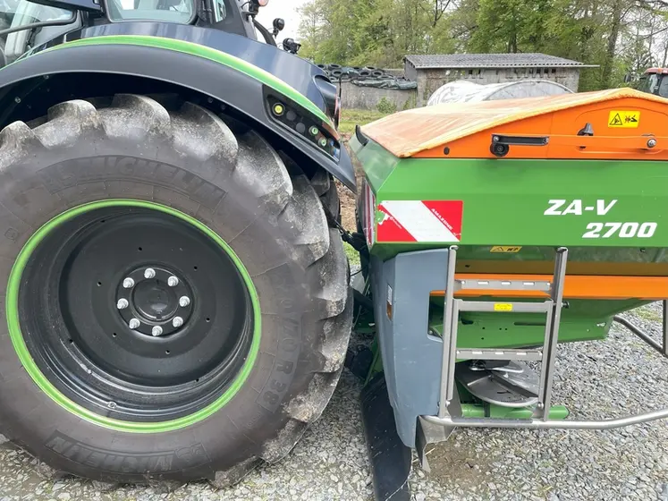 <em class="placeholder">Tracteur Deutz-Fahr 6140.4 TTV avec chargeur Stoll Isobus et épandeur d'engrais Amazone </em>
