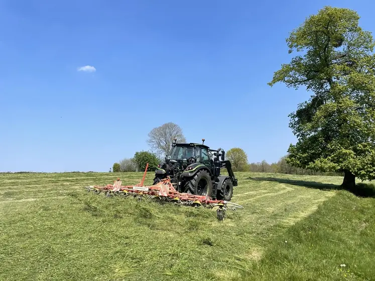 <em class="placeholder">Tracteur Deutz-Fahr 6140.4 TTV avec faneuse Pöttinger de 7,70 mètres au travail</em>