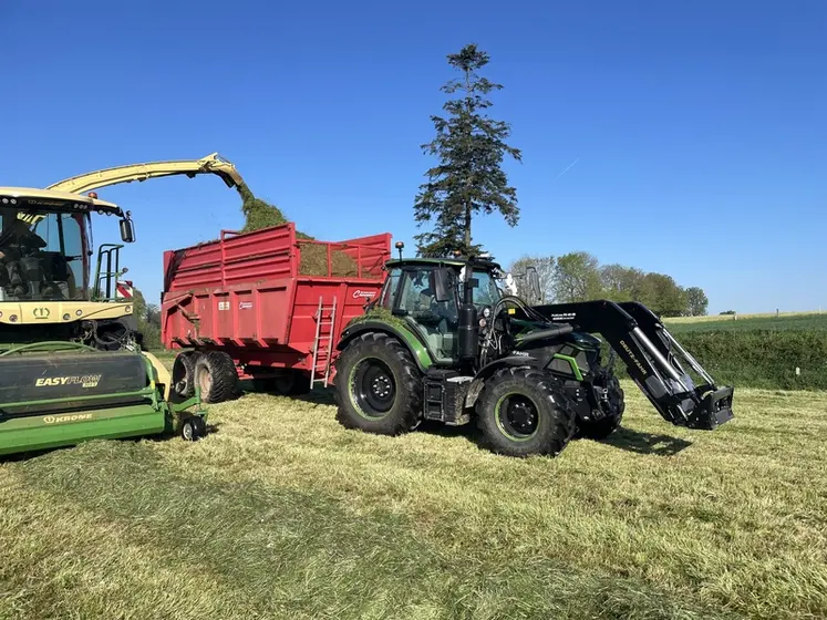 <em class="placeholder">Tracteur Deutz-Fahr 6140.4 TTV avec chargeur Stoll Isobus et remorque Chevance à l&#039;ensilage d&#039;herbe avec ensileuse Krone Big X </em>