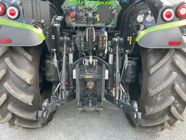 <em class="placeholder">Vue du relevage arrière du tracteur Deutz-Fahr 6140.4 TTV</em>