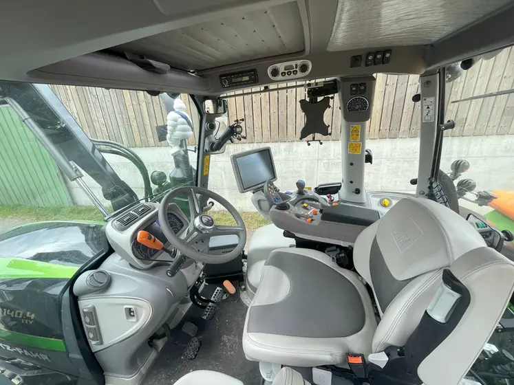 <em class="placeholder">Vue de l&#039;intérieur de la cabine du tracteur Deutz-Fahr 6140.4 TTV avec chargeur frontal Stoll Isobus et </em>
