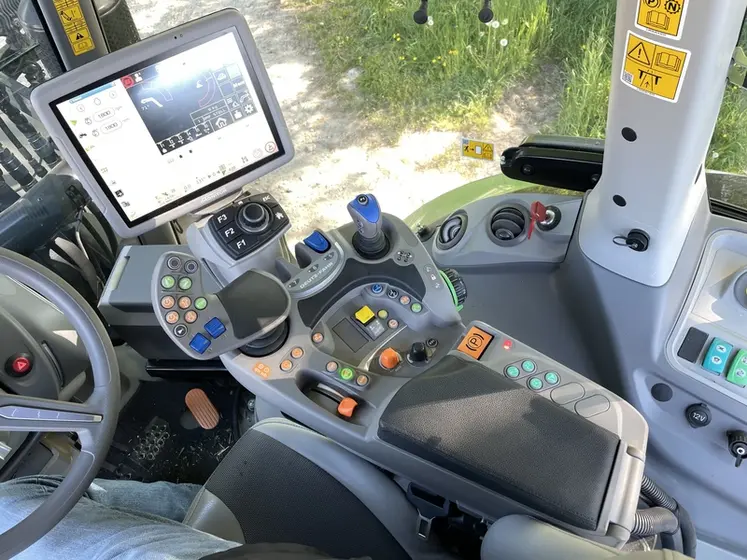 <em class="placeholder">Vue de l'accoudoir multifonction du tracteur Deutz-Fahr 6140.4 TTV </em>