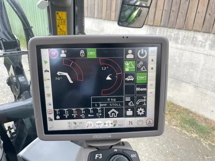 <em class="placeholder">Tezrminal iMonito 12 pouces du tracteur Deutz-Fahr 6140.4 TTV avec chargeur frontal Stoll Isobus </em>