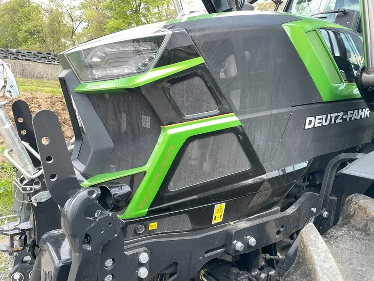 <em class="placeholder">Capot moteur du tracteur Deutz-Fahr 6140.4 TTV avec couleur Javagreen & Black et liserés or.</em>