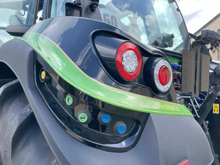 <em class="placeholder">Commandes extérieures de relevage et de prise de force du tracteur Deutz-Fahr 6140.4 TTV </em>