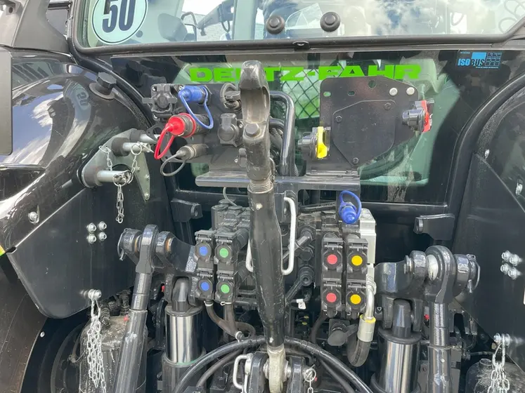 <em class="placeholder">Vue des prises de freinage et des distributeurs hydrauliques arrière du tracteur Deutz-Fahr 6140.4 TTV</em>