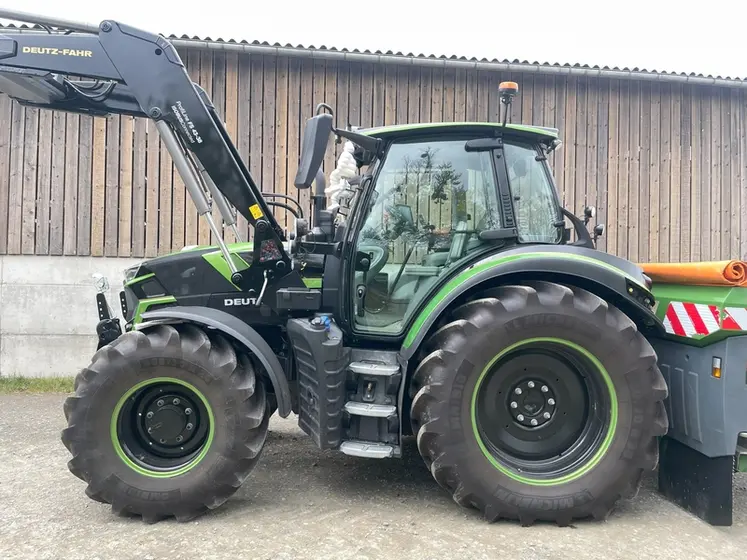 <em class="placeholder">Tracteur Deutz-Fahr 6140.4 TTV avec chargeur frontal Stoll Isobus et épandeur d&#039;engrais Amazone</em>
