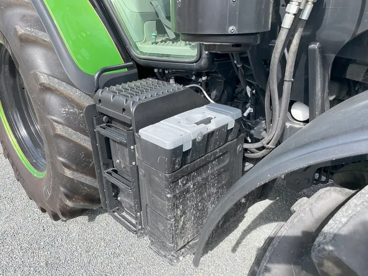 <em class="placeholder">Boîte à outils et coffre à batterie du tracteur Deutz-Fahr 6140.4 TTV avec chargeur frontal Stoll Isobus et </em>