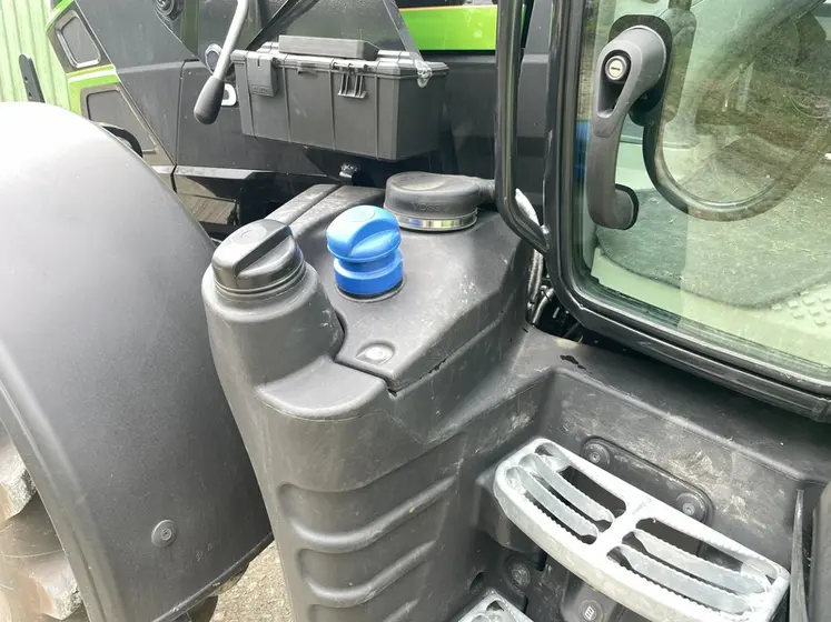 <em class="placeholder">Réservoirs à carburant et à AdBlue du tracteur Deutz-Fahr 6140.4 TTV</em>