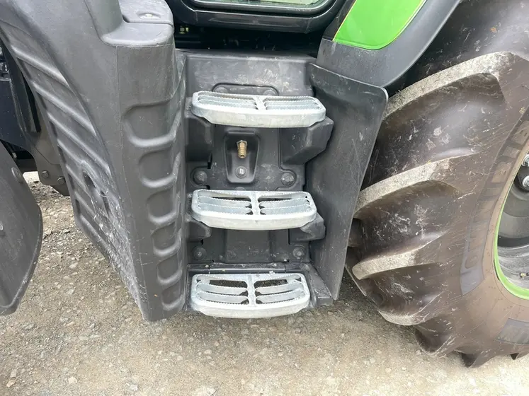 <em class="placeholder">Marchepied d&#039;accès en cabine du tracteur Deutz-Fahr 6140.4 TTV</em>