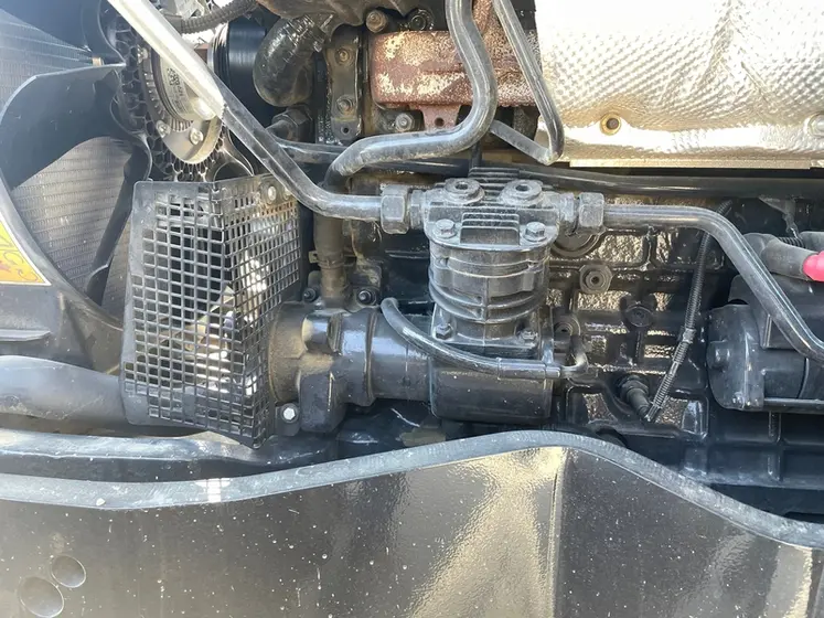 <em class="placeholder">Compresseur du système de freinage pneumatique du tracteur Deutz-Fahr 6140.4 TTV </em>