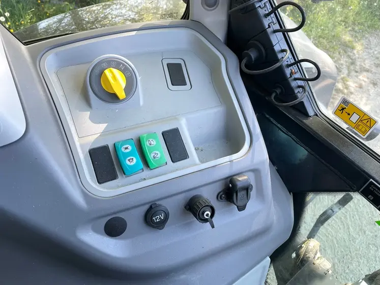 <em class="placeholder">Bouton sélection des régimes de prise de force du tracteur Deutz-Fahr 6140.4 TTV </em>