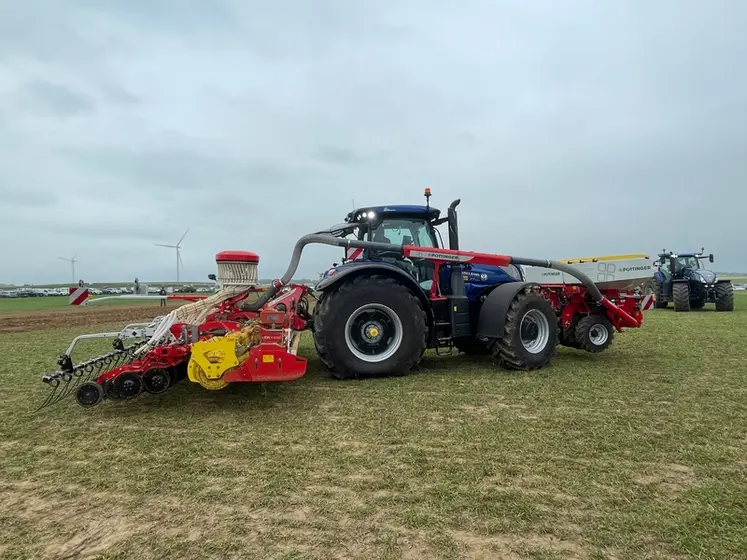 <em class="placeholder">Combiné herse rotative Lion et rampe de semis Aerosem Pöttinger avec trémie frontale au Salon Innov-Agri d'Essigny-le-Grand dans l'Aisne</em>