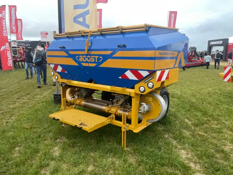 <em class="placeholder">Trémie frontale Alpego au Salon Innov-Agri d'Essigny-le-Grand dans l'Aisne</em>