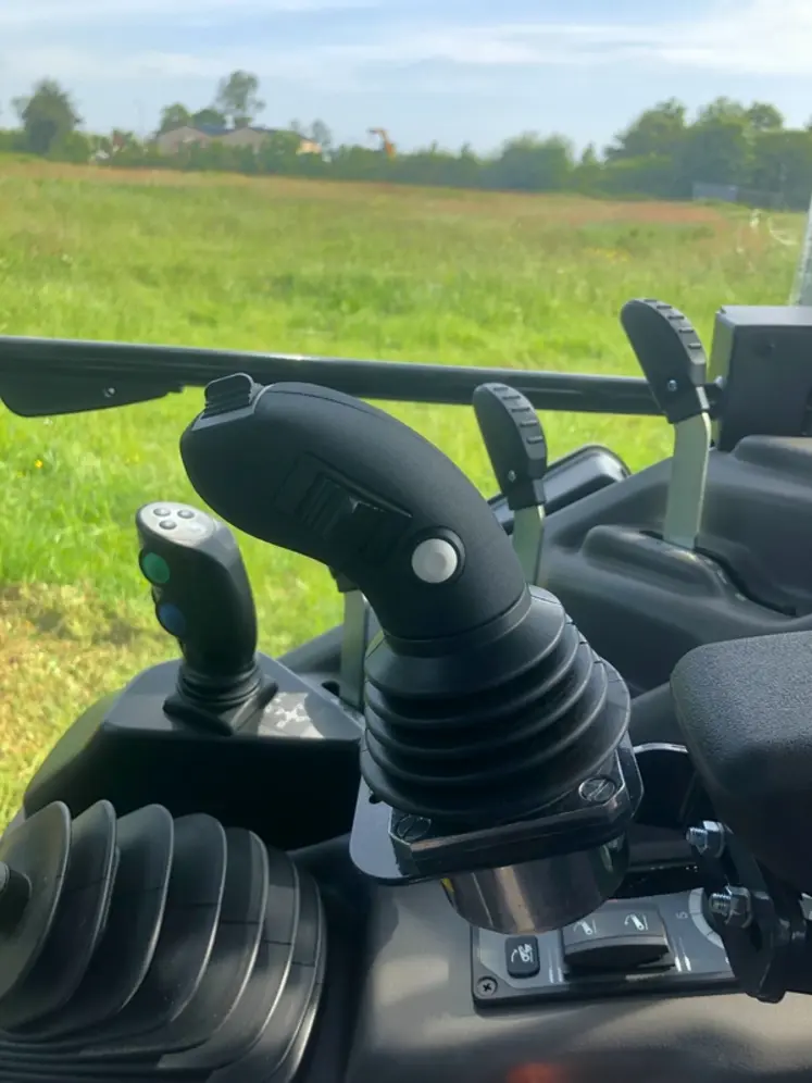 <em class="placeholder">Joystick de commandes sur épareuse Rousseau</em>