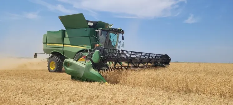 <em class="placeholder">Moissonneuse-batteuse John Deere S780 équipée d’une plateforme Draper flexible RD35F à la récolte des pois</em>
