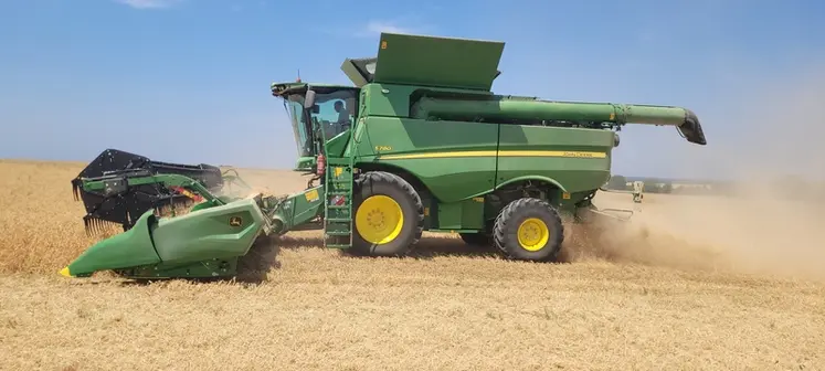 <em class="placeholder">Moissonneuse-batteuse John Deere S780 équipée d’une plateforme Draper flexible RD35F à la récolte des pois.</em>