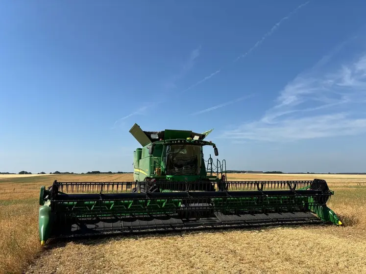 <em class="placeholder">Moissonneuse-batteuse John Deere S780 de Jérôme Lumet équipée d’une plateforme Draper flexible RD35F</em>