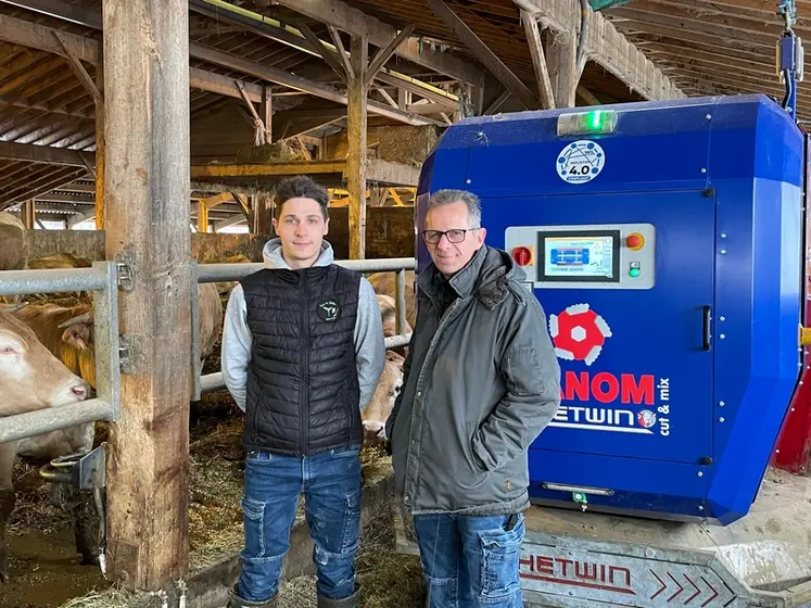 <em class="placeholder">Dylan et Eric Rochas, de la ferme des Colibris, devant le robot d'alimentation Hetwin </em>
