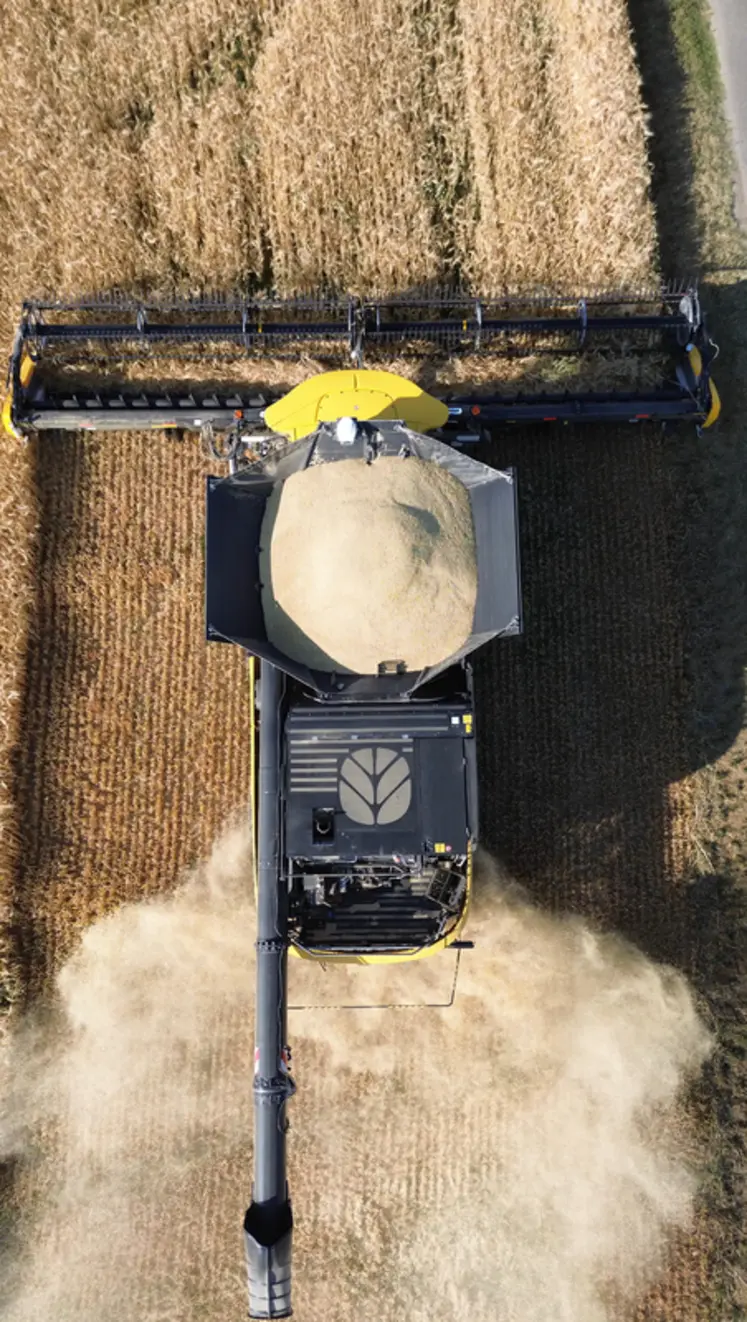 <em class="placeholder">Vue de dessus de la moissonneuse-batteuse New Holland CR10 de Gabriel Avril avec coupe MacDon FD241 FlexDraper à la récolte de l&#039;orge en juin 2025.</em>