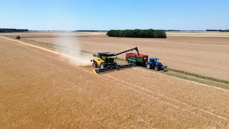 <em class="placeholder">Moissonneuse-batteuse New Holland CR10 de Gabriel Avril avec coupe MacDon FD241 FlexDraper à la récolte de l'orge en juin 2025, avec tracteur New Holland et benne Gyrax</em>