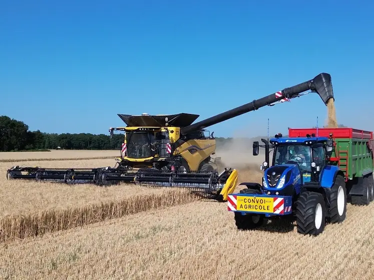 <em class="placeholder">Moissonneuse-batteuse New Holland CR10 de Gabriel Avril avec coupe MacDon FD241 FlexDraper à la récolte de l'orge en juin 2025, avec tracteur New Holland et benne Gyrax</em>