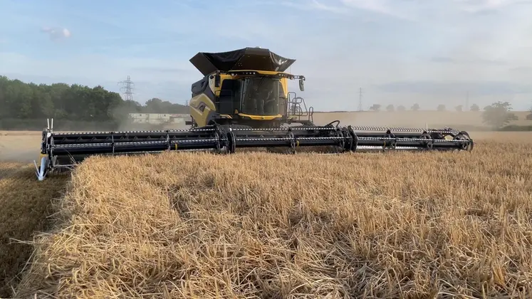 <em class="placeholder">Moissonneuse-batteuse CR11 de New Holland avec coupe à tapis MacDon</em>