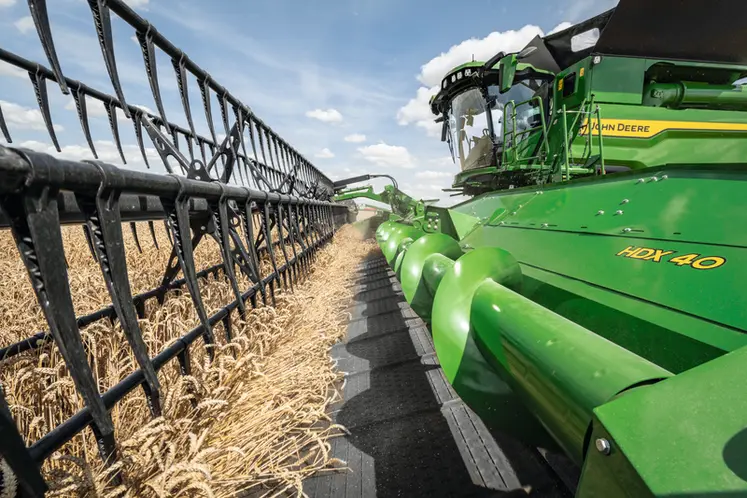 <em class="placeholder">Coupe à tapis sur moissonneuse-batteuse John Deere</em>
