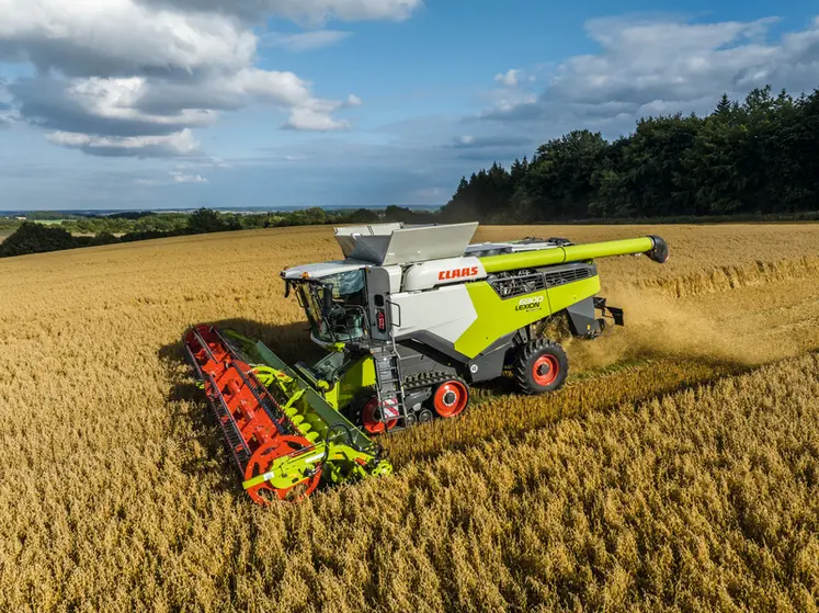 <em class="placeholder">Moissonneuse-batteuse Claas Lexion 6900 Terra Trac</em>