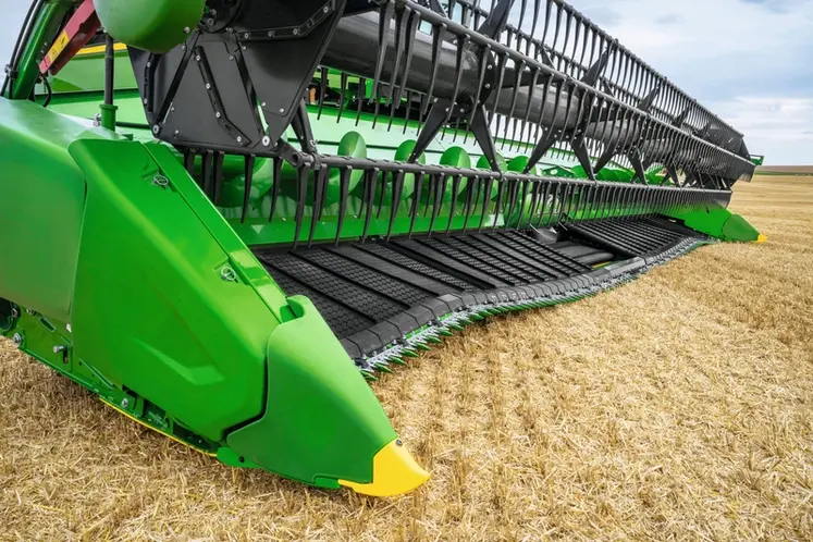 <em class="placeholder">Coupe à tapis sur moissonneuse-batteuse John Deere</em>