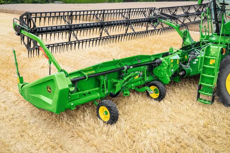 <em class="placeholder">Vue des roues de jauge de la coupe articulée John Deere</em>