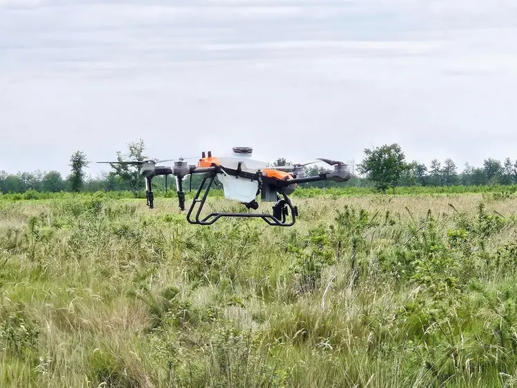<em class="placeholder">Drone d'épandage AG 150 d'Agrodrone</em>