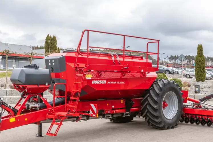 <em class="placeholder">Semoir Horsch Avatar 12 LC</em>