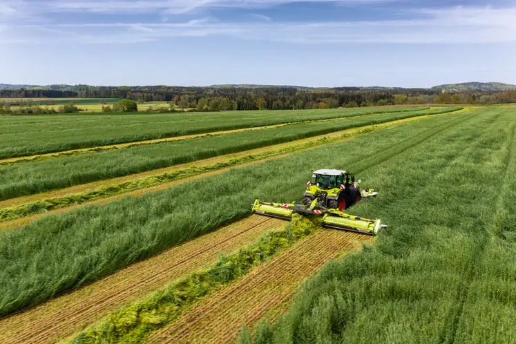 <em class="placeholder">Faucheuse Claas Disco 9300 Direct Swather au travail avec un tracteur Claas</em>