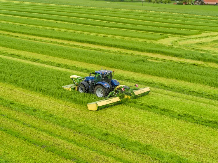 <em class="placeholder">Faucheuse Krone ECB 950 Collect avec groupeur à vis au travail</em>