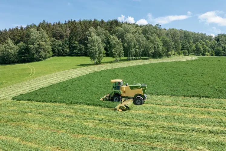 <em class="placeholder">Faucheuse automotrice Krone Big M 450 au travail</em>