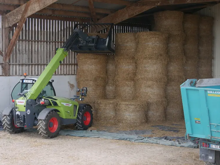<em class="placeholder">Chariot télescopique Claas Scorpion chargeant des balles de foin rondes.</em>