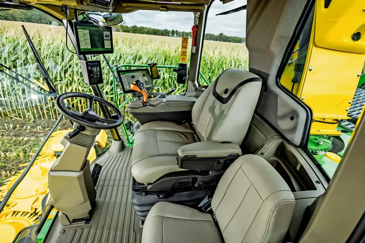 Les ensileuses automotrices John Deere F8 et F9 inaugurent une nouvelle cabine.