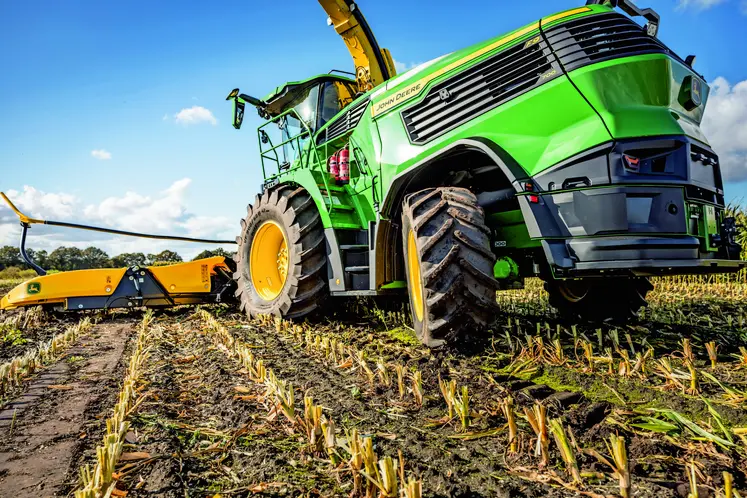 Vue arrière de l'ensileuse automotrice John Deere F9 700 dans un champ de maïs ensilage