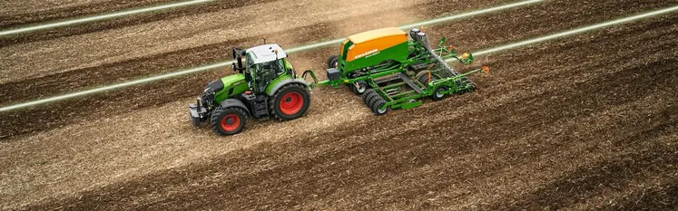 Tracteur Fendt doté de l'autoguidage avec un semoir Amazone
