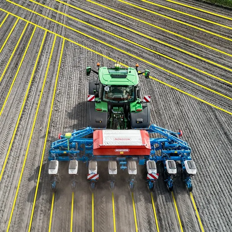 Tracteur John Deere et son semoir monograine Monosem