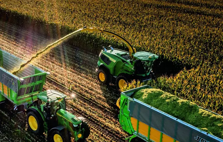 Ensileuse automotrice JD F9 1000 à la récolte d'ensilage de maïs
