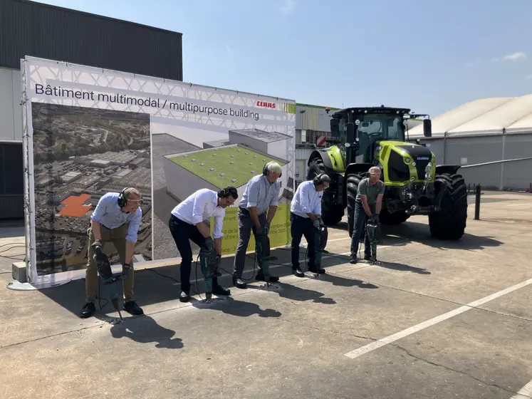 Claas pose la première pierre au Mans d'un nouveau bâtiment de 3 800 m² qui devrait être achevé fin 2026.