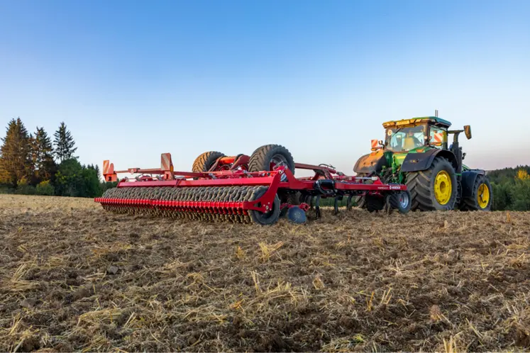 <em class="placeholder">Déchaumeur à dents Horsch Fortis LT derrière un tracteur John Deere</em>
