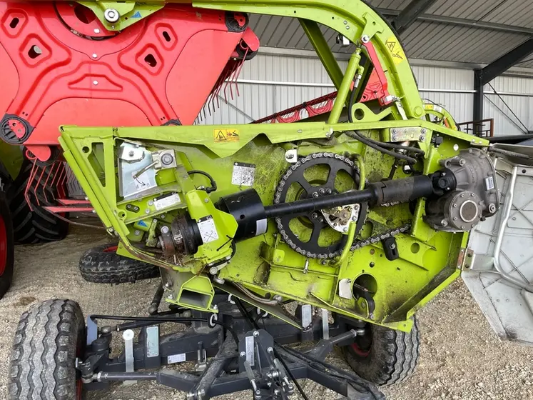 <em class="placeholder">Vue sur le système d&#039;entrainement de la coupe à tablier télescopique Claas Vario.</em>