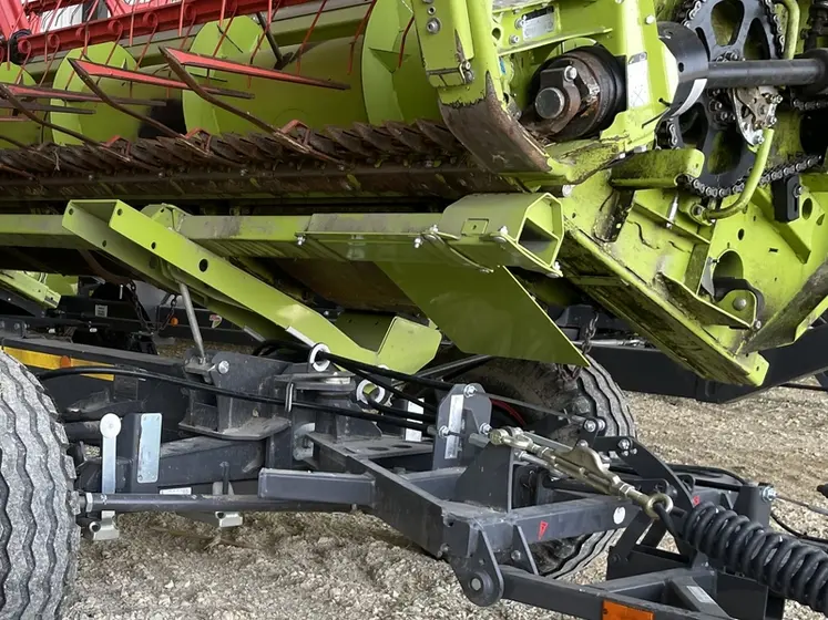 <em class="placeholder">Vue sur les palpeurs de la barre de coupe à tablier télescopique Claas Vario.</em>