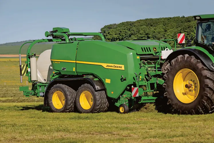 <em class="placeholder">Tracteur John Deere et presse-enrubanneuse C442R</em>