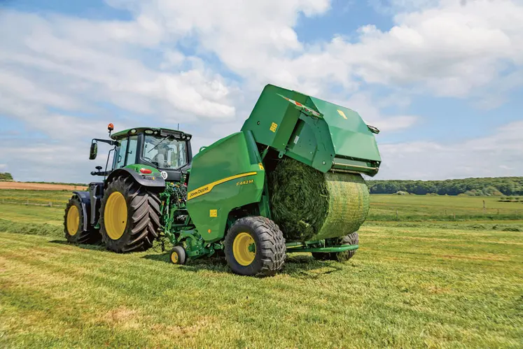 <em class="placeholder">Tracteur John Deere et presse à balles rondes à chambre fixe F442M</em>
