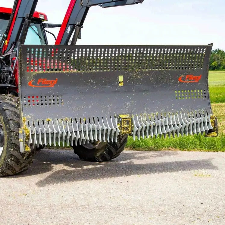 <em class="placeholder">Lame à ensilage avec rotor de répartition Fliegl</em>